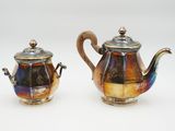 paire de théières anciennes en métal argenté sur fond blanc