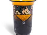 un vase sur lequel figure la photo d'une femme