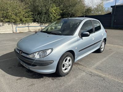 la photo d'une voiture argentée garée dans un parking