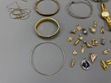 de nombreux types de bijoux sur la table
