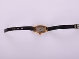 gros plan d'une montre-bracelet sur une surface blanche