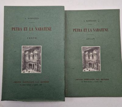 deux livres verts posés l'un à côté de l'autre sur une table