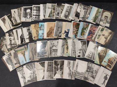 un grand nombre de cartes postales anciennes qui se trouvent sur la table