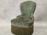 une image représentant une chaise verte ornée de franges