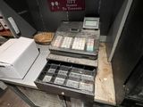 une photo d'une caisse enregistreuse dans un magasin