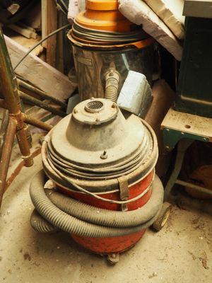 une image représentant un tas de ferraille avec une borne d'incendie