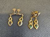 une paire de boucles d'oreilles en or ornées d'émeraudes