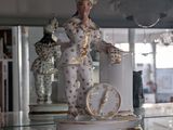 une étagère en verre sur laquelle se trouve une statue représentant une femme