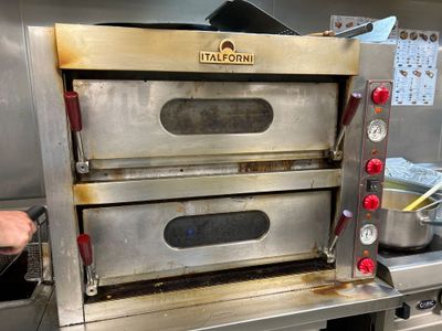 deux fours qui se trouvent dans une cuisine