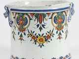 un vase blanc orné d'un motif bleu et rouge