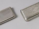 paire d'étuis à cigarettes en argent ornés de gravures représentant un homme et une femme