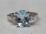 une photo d'une bague sertie d'une topaze bleue et de diamants