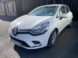 une voiture blanche garée devant un bâtiment