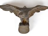 statue d'un aigle aux ailes déployées sur fond blanc