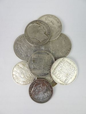 une pile de pièces de monnaie posée sur une table blanche