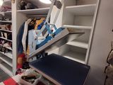 une pièce dans laquelle se trouvent un lit, une table et une chaise