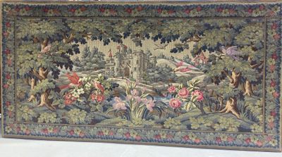 une image d'une tapisserie accrochée au mur