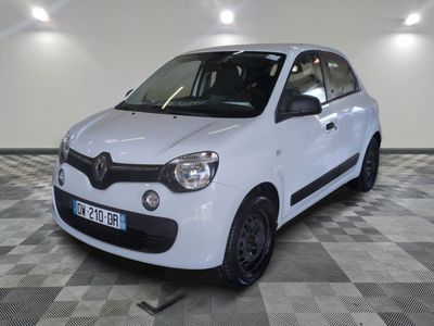 la photo d'une petite voiture blanche garée dans un garage