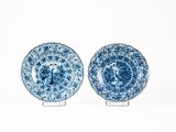 paire d'assiettes bleues et blanches à motifs floraux
