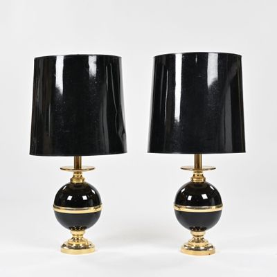 une paire de lampes de table noires et dorées avec des abat-jours noirs