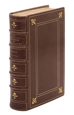 un livre en cuir marron avec des bordures dorées et des bordures dorées