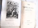 un livre ouvert avec la photo d'un homme et d'une femme