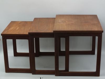 Suite de 3 tables gigognes, de style scandinave en bois naturel et boi - Photo 1