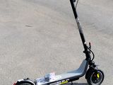 un scooter posé par terre sur le parking
