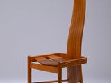 une chaise en bois avec une assise en bois sur fond blanc