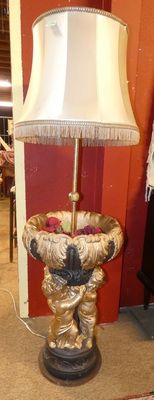 une lampe posée sur une table dans une pièce