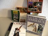 de nombreux livres posés sur une table