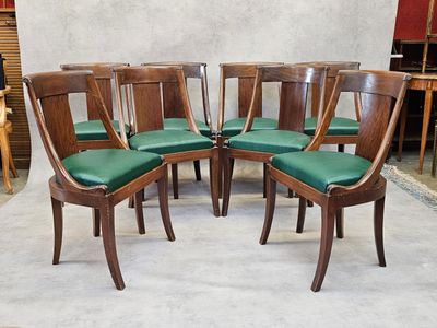 six chaises disposées au milieu d'une pièce
