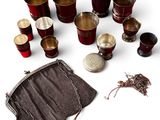 de nombreuses tasses et cuillères posées sur une table