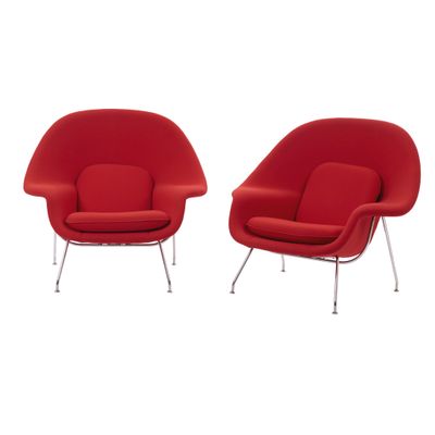 une paire de fauteuils « womb » rouges à pieds chromés