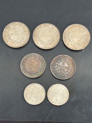 six pièces différentes posées les unes à côté des autres sur une table