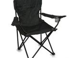 La chaise pliante est noire et dispose d'un porte-verre à l'arrière.