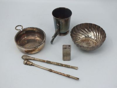 plusieurs articles d'argenterie, notamment une tasse, une cuillère et d'autres objets