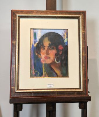 tableau représentant une femme avec une fleur dans les cheveux, dans un cadre en bois