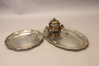 CHRISTOFLE un plat de service ovale (42 x 28 cm) et un plat …