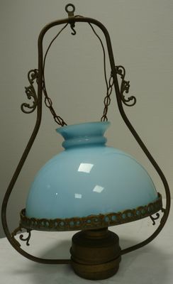 Suspension en laiton et opaline bleu fin 19ème (h : 62 cm)