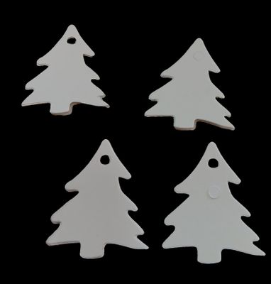 quatre sapins de Noël blancs sur fond noir