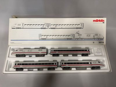 un train miniature dans une boîte posée sur une table