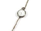 une image représentant une montre-bracelet à laquelle est attachée une chaîne