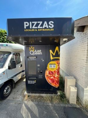 un camion de livraison garé devant une pizzeria