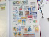 la photo d'un livre portant de nombreux timbres