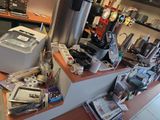 un comptoir sur lequel sont posés tout un tas d'articles