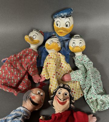 cinq poupées vintage donald duck et daisy duck sont disposées en cercle