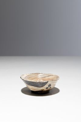 un petit bol posé sur une table
