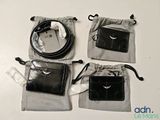 trois sacs contenant des objets noirs et blancs posés sur une table blanche