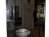 un miroir équipé d'un lavabo, situé dans une pièce